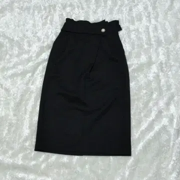 새상품 정가 18700엔 펄 블랙 타이트 스커트 프릴 하이웨스트