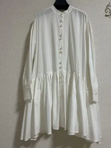 토르네라 프라이오리티 화이트 펄 버튼 플레어 셔츠 긴팔