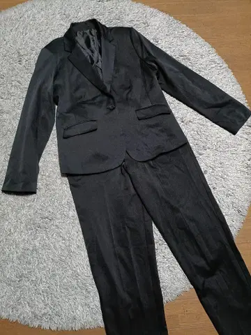 여성용 블랙 새틴 수트