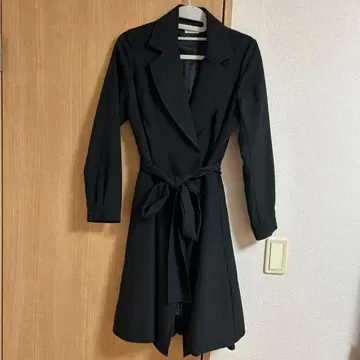 블랙 트렌치코트 허리 리본 포함