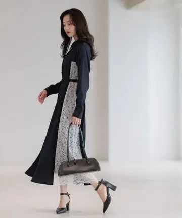 Andemiu 사이드 레이스 절개 원피스