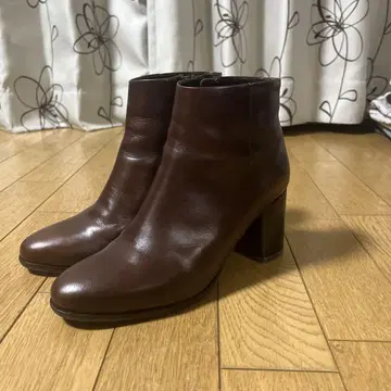 브라운 가죽 앵클부츠