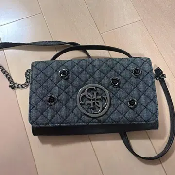 GUESS 퀼팅 숄더백 블랙