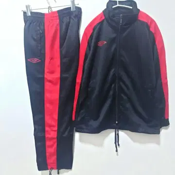 [ 새상품 ] Umbro 저리 상하의 세트 블랙/빨간색 150사이즈
