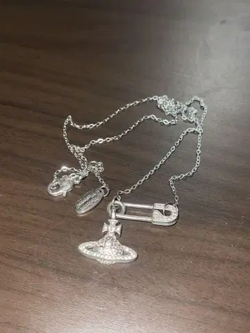 비비안 목걸이 안전핀 약간 녹 있음