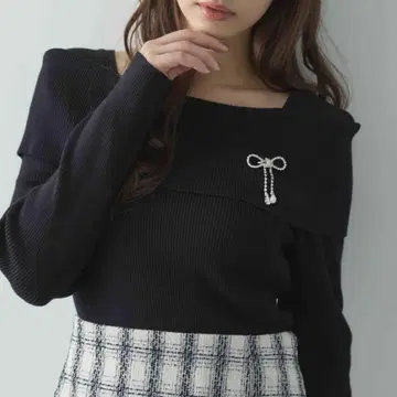 INGNI 브로치 부착 오프숄더 니트
