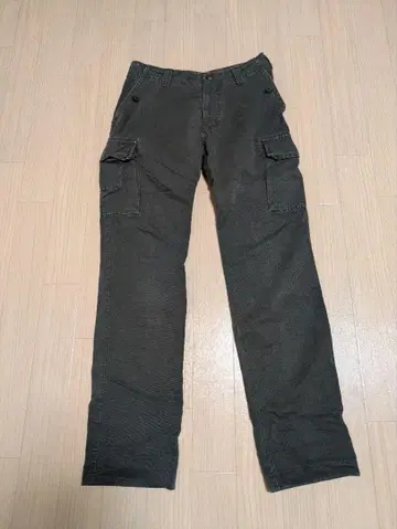 J.W. BRINE 다크 그레이 카고 팬츠