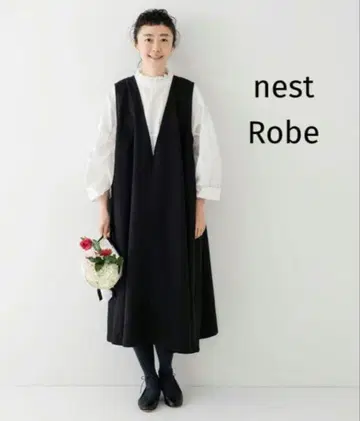네스트로브 딥 V넥 슬리브리스 드레스 블랙 와이드 실루엣