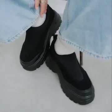 [ yomo 셀렉 ] 스웨이드 볼륨 슬립온 블랙 24.5cm L