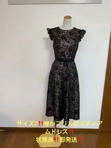 프릴 소매 블랙 금 꽃무늬 미디 기장 드레스