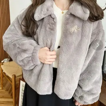 moment 브로치 포함 카라 인조 모피 블루종
