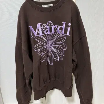 Mardi 꽃무늬 자수 브라운 맨투맨