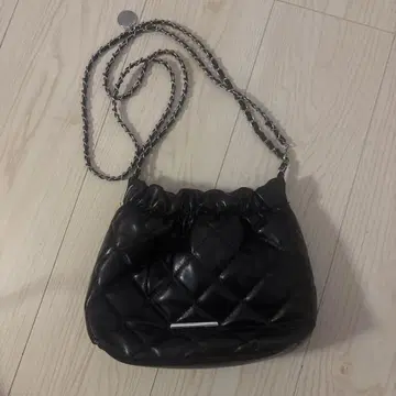 블랙 퀼팅 숄더백