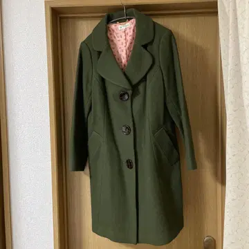 마치 코진토 올리브 그린 버튼 부착 롱 코트