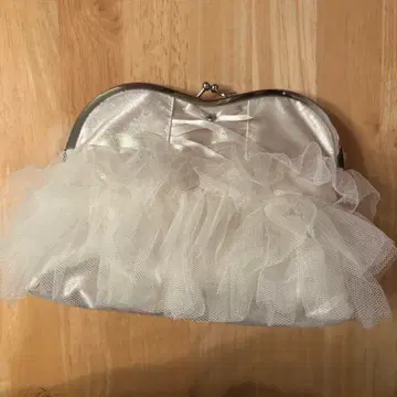 프릴 달린 실버 클러치 파우치 질스튜어트 크리스마스 코프레