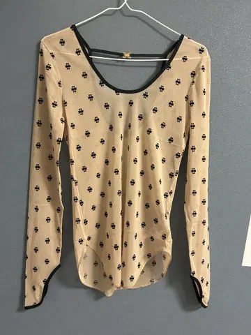 SORIN SWAN LAKE U-NECK TOP 베이지
