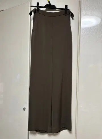 미사용 새상품 데프레 카키색 롱 스커트 사이즈 32