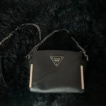 GUESS 블랙 숄더백