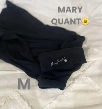 은은한 로고가 너무 귀여운 MARY QUANT 터틀넥 블랙 M