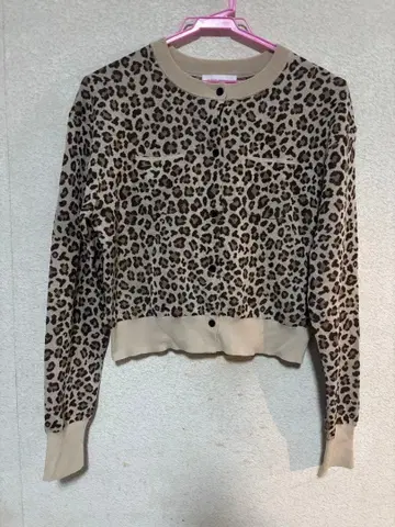 EMMEL REFINES 레오파드 무늬 버튼 니트 가디건