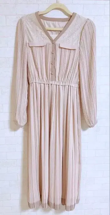 Herlipto Point Lace Pleated Dress