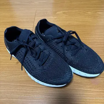 UNDERARMOUR HOVR 블랙 스니커즈