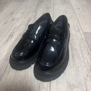 블랙 에나멜 로퍼 통굽 타입