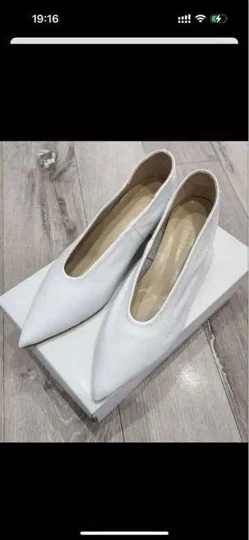 BARNEYS NEW YORK 화이트 스틸레토
