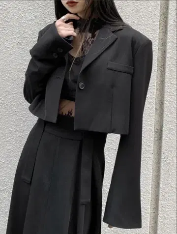 [ LVEU. ] 플레어 커프스 크롭 자켓 블랙