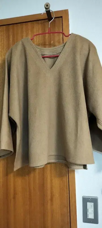 캐시미어 혼방 V넥 8부 소매 상의 새상품급