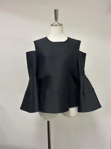 [새상품급] Heve 컷 오프 숄더 블랙