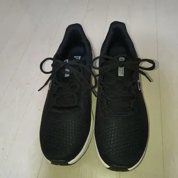 Under Armour 블랙 스니커즈