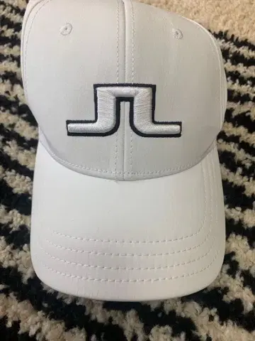 화이트 캡 자수 로고 부착