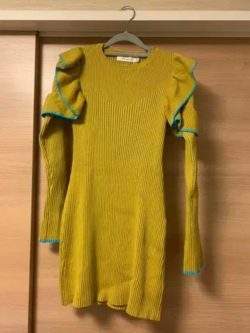 [11/30 처분] MOUSSY 프릴 긴팔 니트 원피스