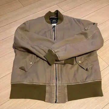 ALPHA INDUSTRIES MA-1 카키 자켓