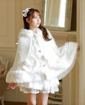 LIZ LISA 폼폼 리본 니트 퍼 판초 화이트