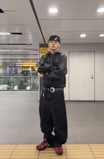 zara (자라) 페이크 레더 후디드 자켓