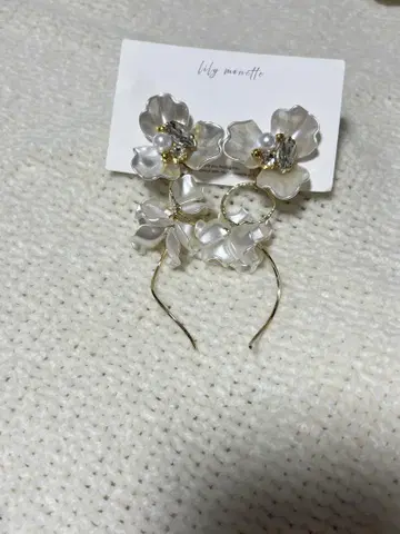 브라이덜 화이트 꽃 모티브 귀찌