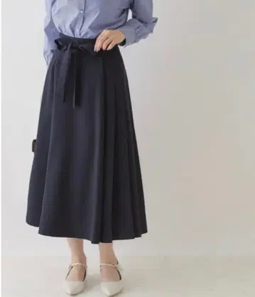 Couture Brooch 사이드턱 플리츠 스커트
