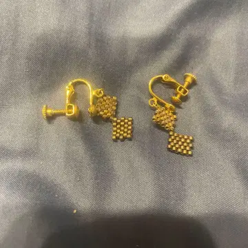 [ 가격 인하 ] 골드 체크 무늬 깃발 귀찌