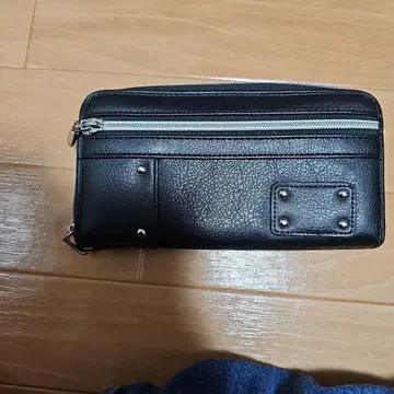 스터드 부착 블랙 장지갑