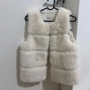에이미 eimyitstore 화이트 퍼 다운 베스트
