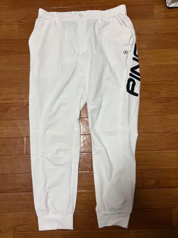 PING 화이트 팬츠 로고