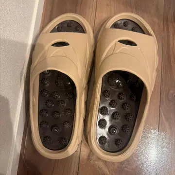 베이지 마사지 샌들 아프면서 시원한