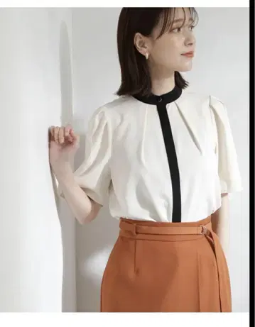 바이컬러 5부 소매 드레이프감 블라우스