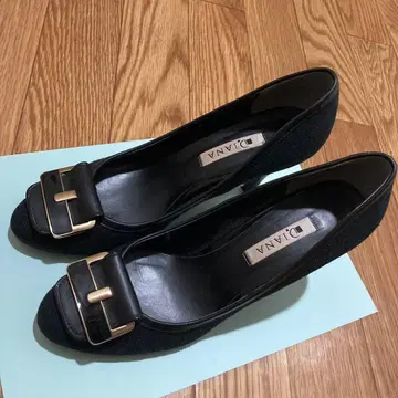 DIANA 버클 장식 블랙 펌프스