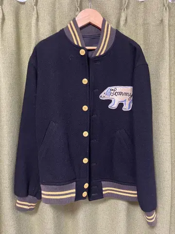 Tommy 자수 바시티 자켓 블랙