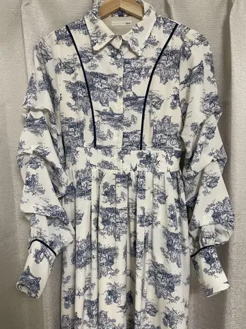 idem의 toile de Jouy piping 원피스