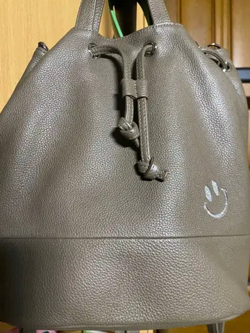 스마일 마크가 달린 럭색 백팩