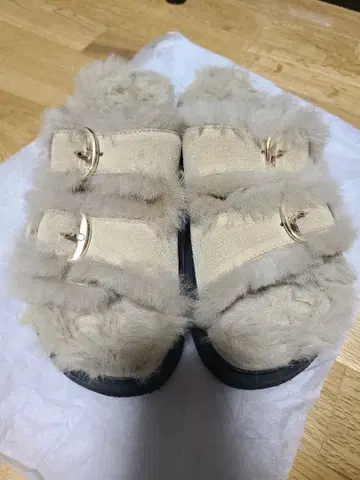 새상품급 MOHI 모히 샌들 무스탕 벨트 샌들 베이지